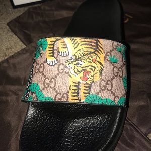 Gucci Bengal Tiger GG supreme slides